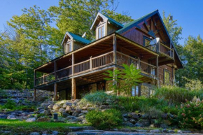 Grenville Gem: Luxury Chalet,Pool & Jacuzzi Oasis